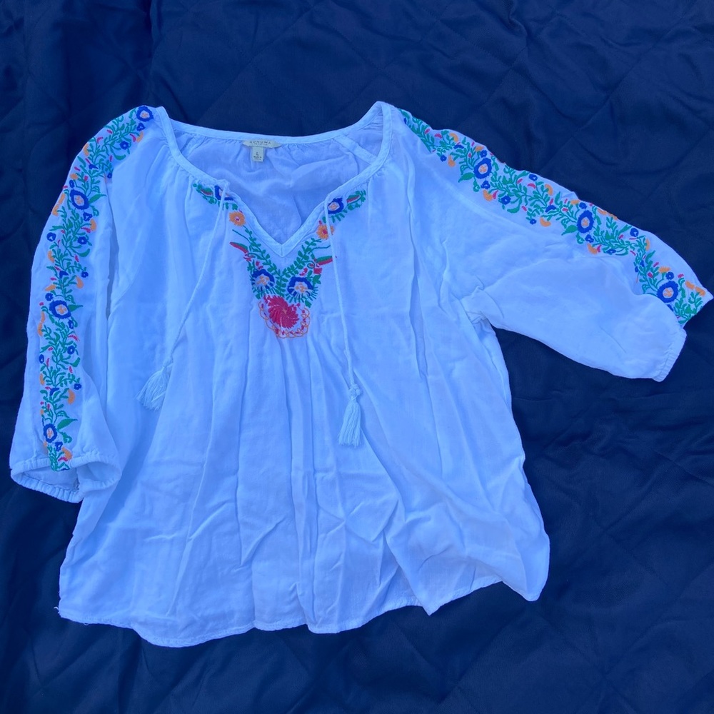 Blusa con flores bordadas